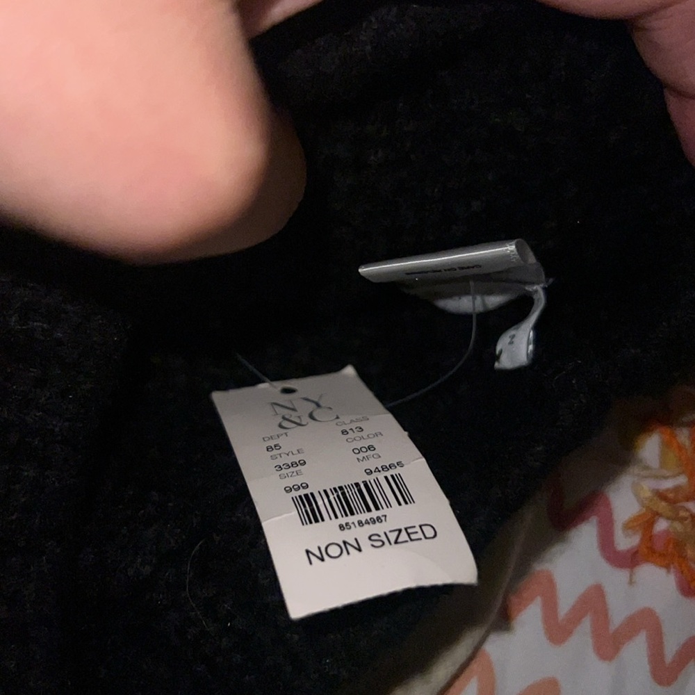 Black cable knit beanie - Picture 3 of 4